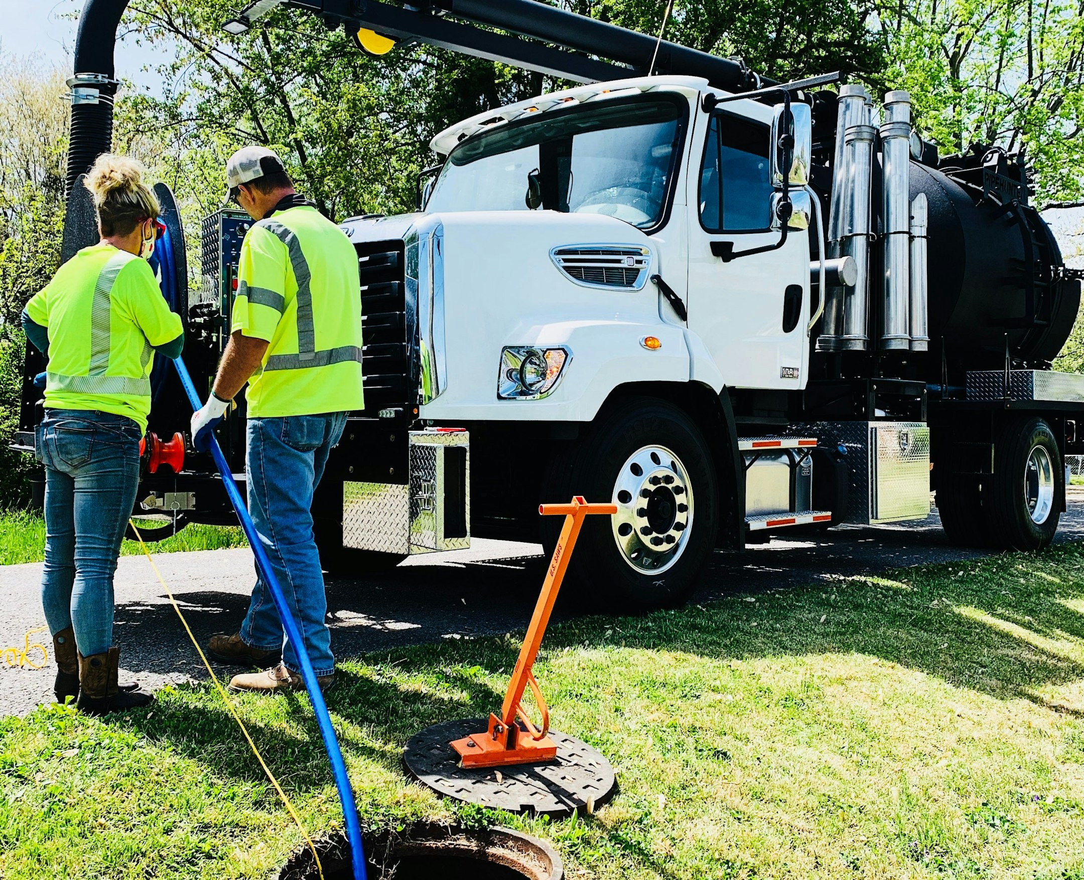 PipeHunter Non CDL combo truck jetting a sewer line